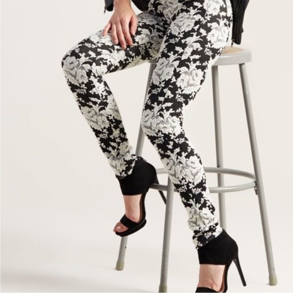 7 For All Mankind Black and White Embroidered Floral Skinny Pants, Size 26